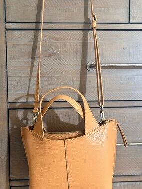 Hobi small Vida leather tote tan camel